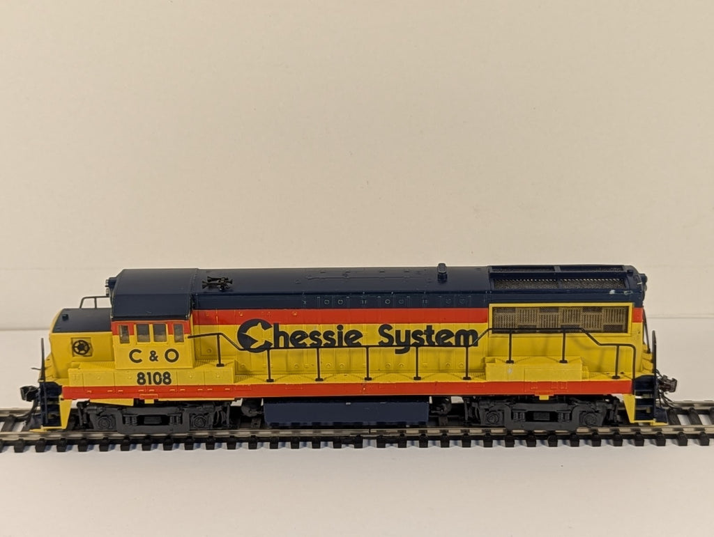 Kato GE U25B Diesel Locomotive Chessie System No. 8108 HO Gauge