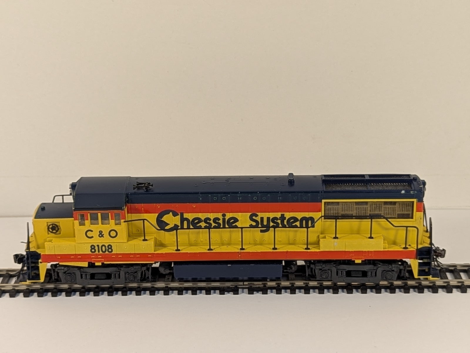 Kato GE U25B Diesel Locomotive Chessie System No. 8108 HO Gauge