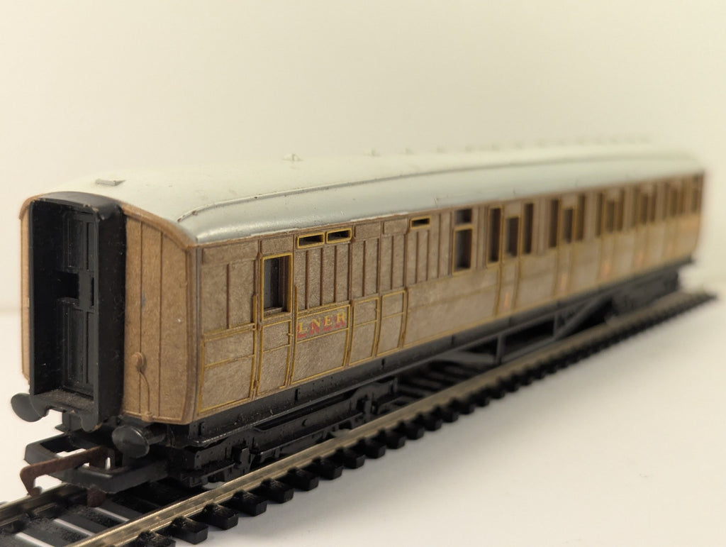 Hornby OO Gauge LNER Teak Brake Composite Coach