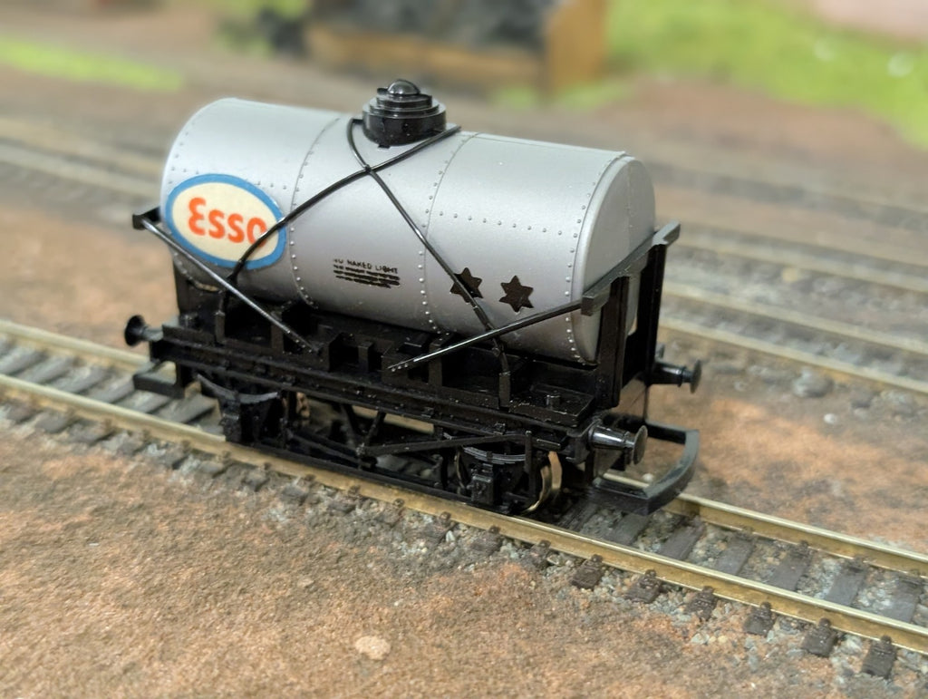 Hornby R713 Esso Tank Wagon OO Gauge
