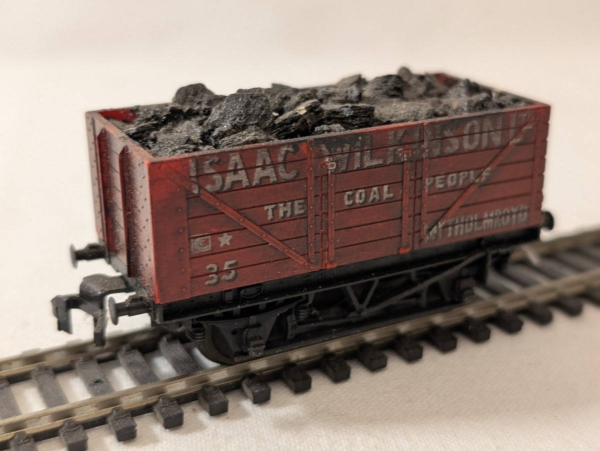 Trix 1368 OO Gauge 7-Plank Open Mineral Wagon – “Isaac Wilkinson Ltd” Red