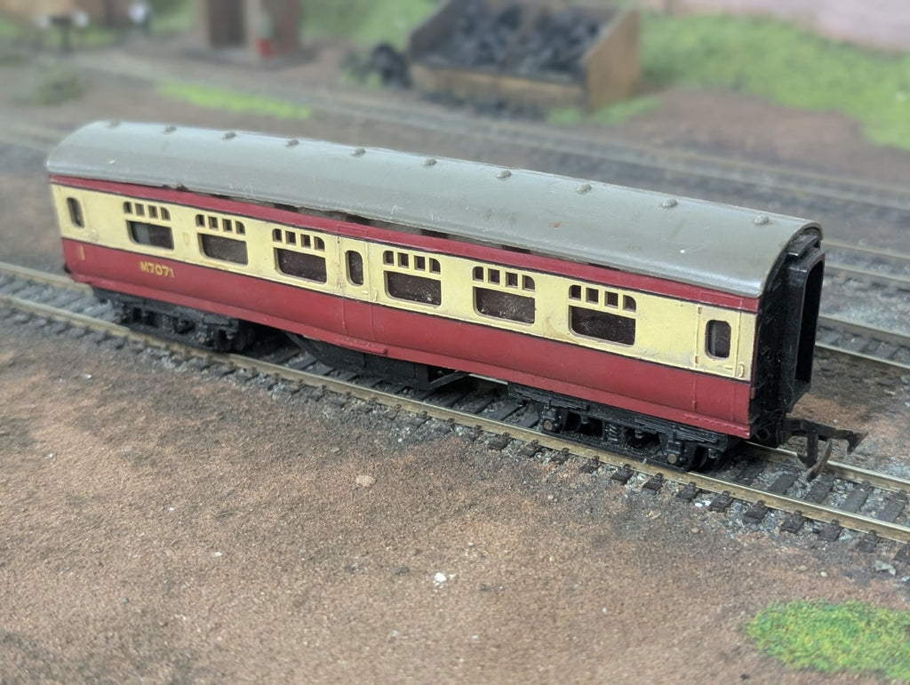 Tri-ang R21 OO Gauge BR Passenger Coach M7071 Red & Cream