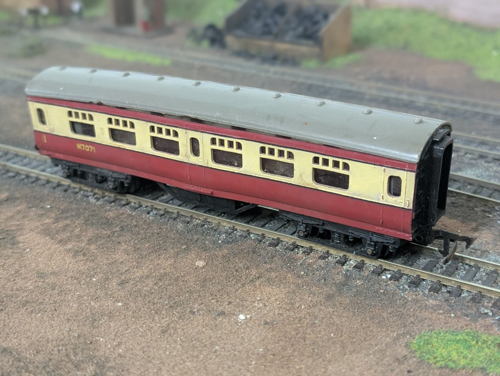 Tri-ang R21 OO Gauge BR Passenger Coach M7071 Red & Cream