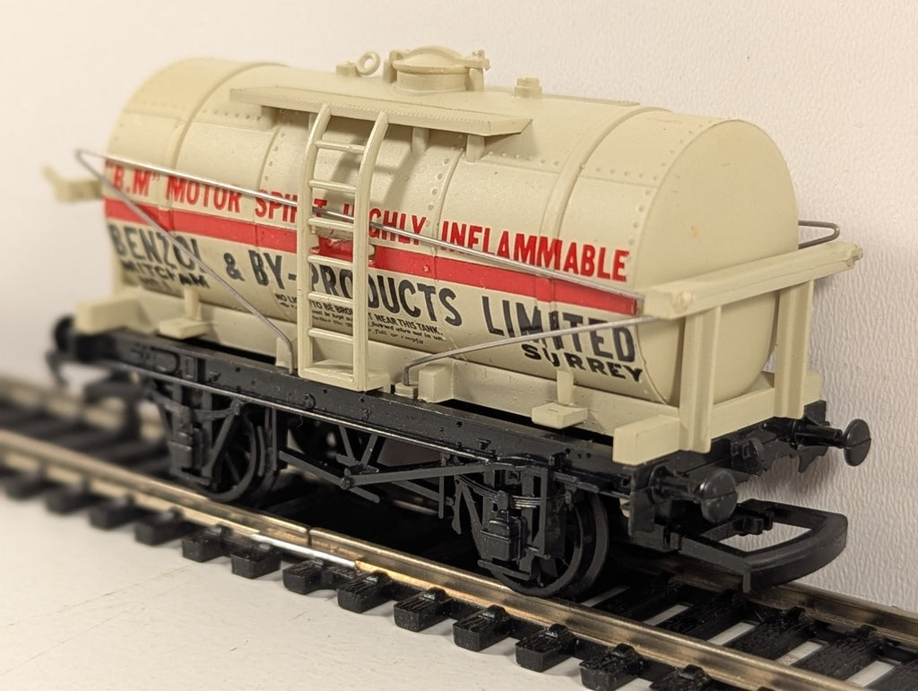 Dapol B136 OO Gauge White Benzol & By-Products Limited 12 Ton Tank Wagon