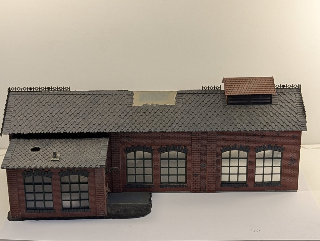 Pola HO Scale 163 Single Stall Engine Shed with Workshop Built