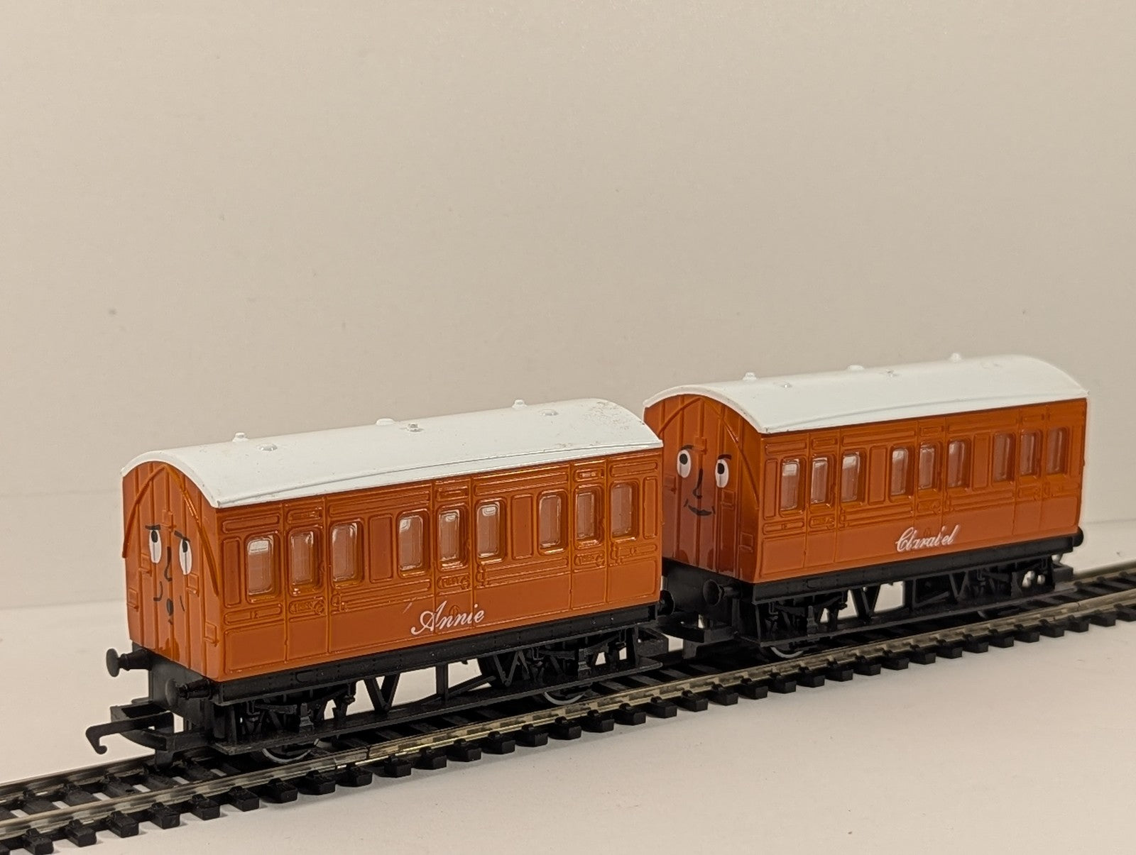 Hornby OO Gauge Thomas & Friends Annie and Clarabel Passenger Coaches Orange