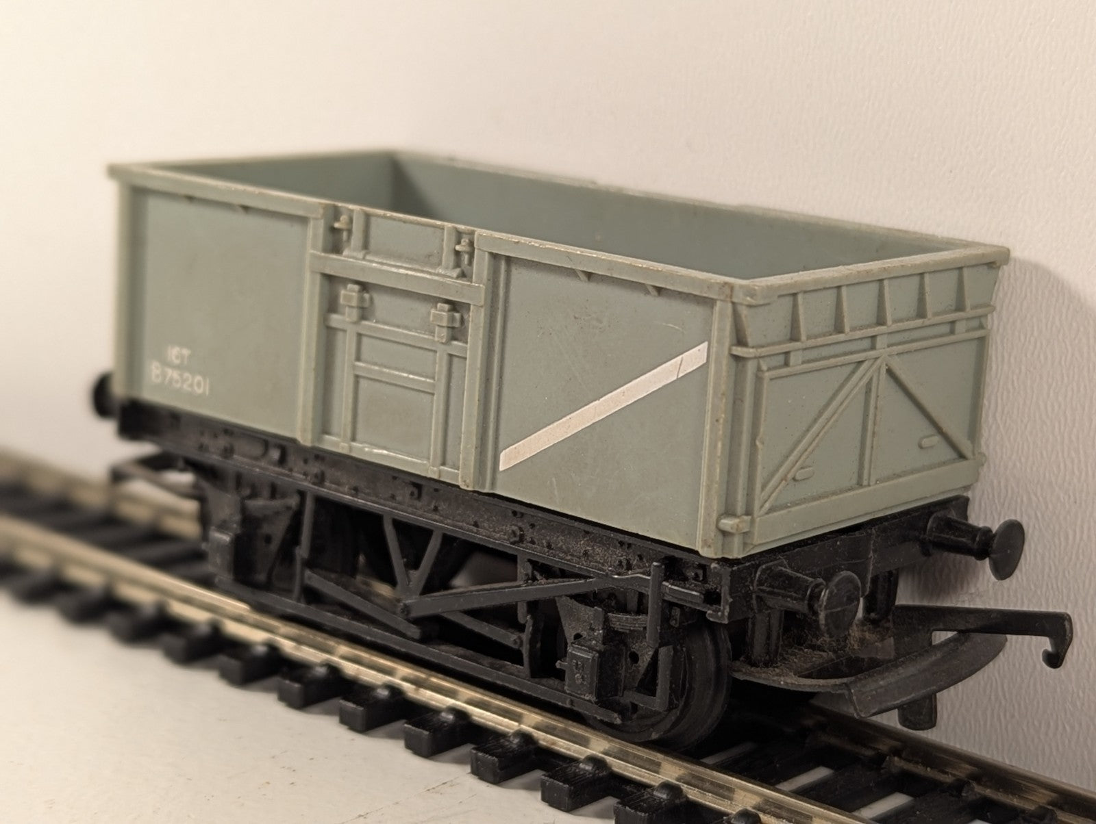 Tri-ang B75201 OO Gauge 16T Mineral Wagon