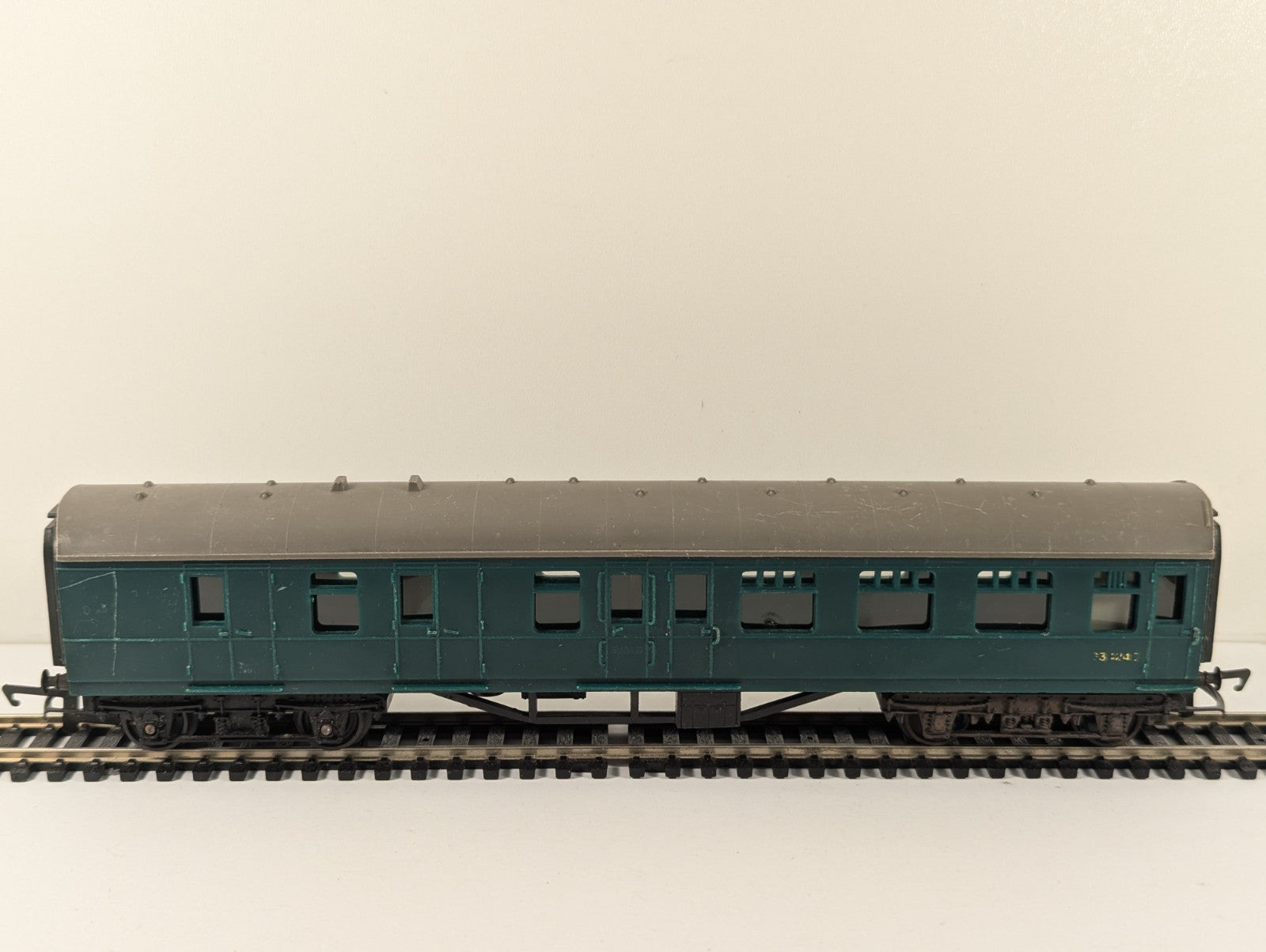 Tri-ang Hornby R622 OO Gauge BR Green Mk1 Corridor Composite Coach