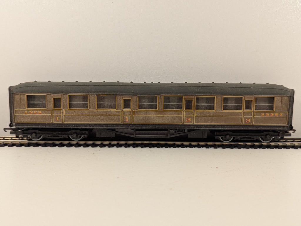 Hornby OO Gauge LNER Gresley Teak Corridor Composite Coach (Repainted Roof)