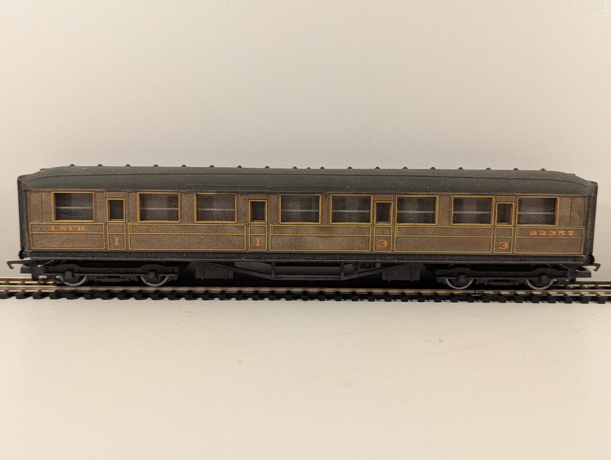 Hornby OO Gauge LNER Gresley Teak Corridor Composite Coach (Repainted Roof)