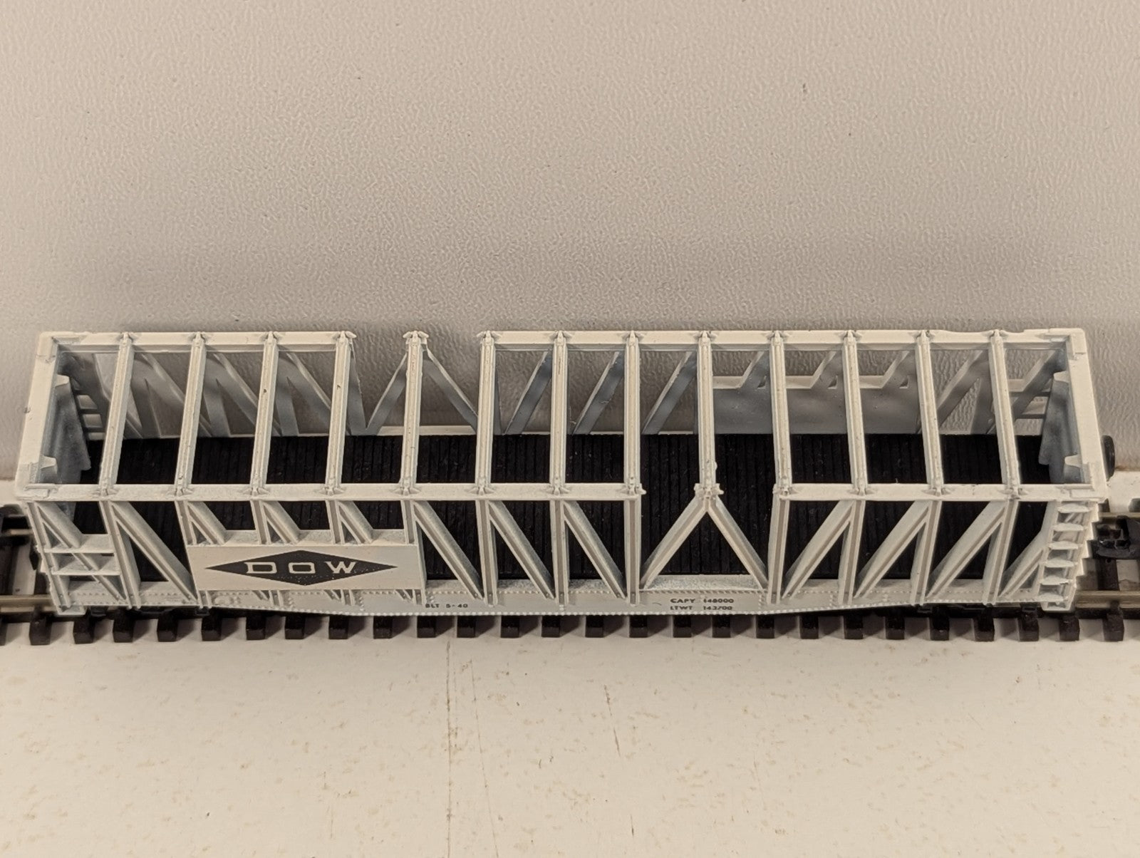 Trix N Gauge 70-Ton DOW Chemical Company Flat Beam Container Car