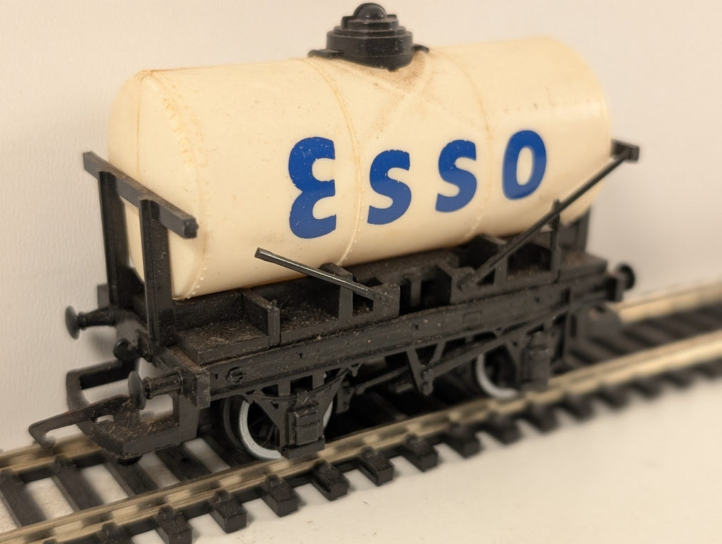 Hornby R96 OO Gauge Esso Tank Wagon – Damaged