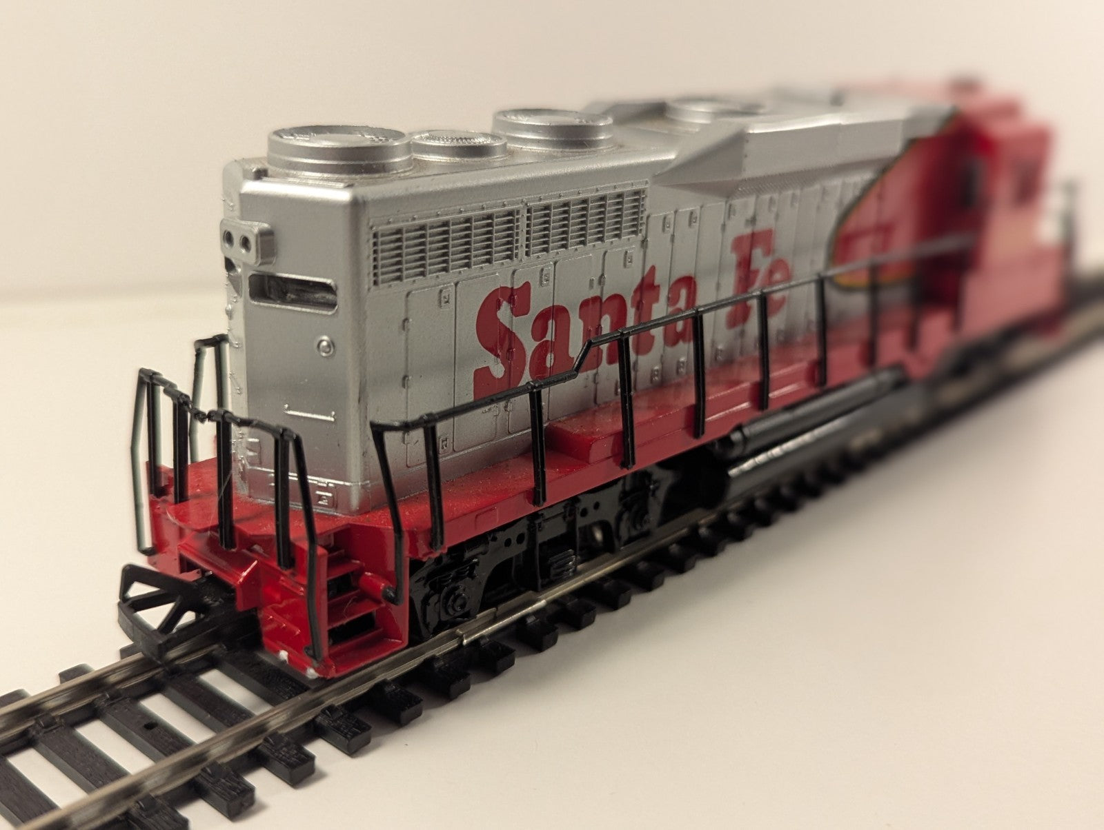 Bachmann HO Scale GP30 Diesel – Santa Fe No. 5622