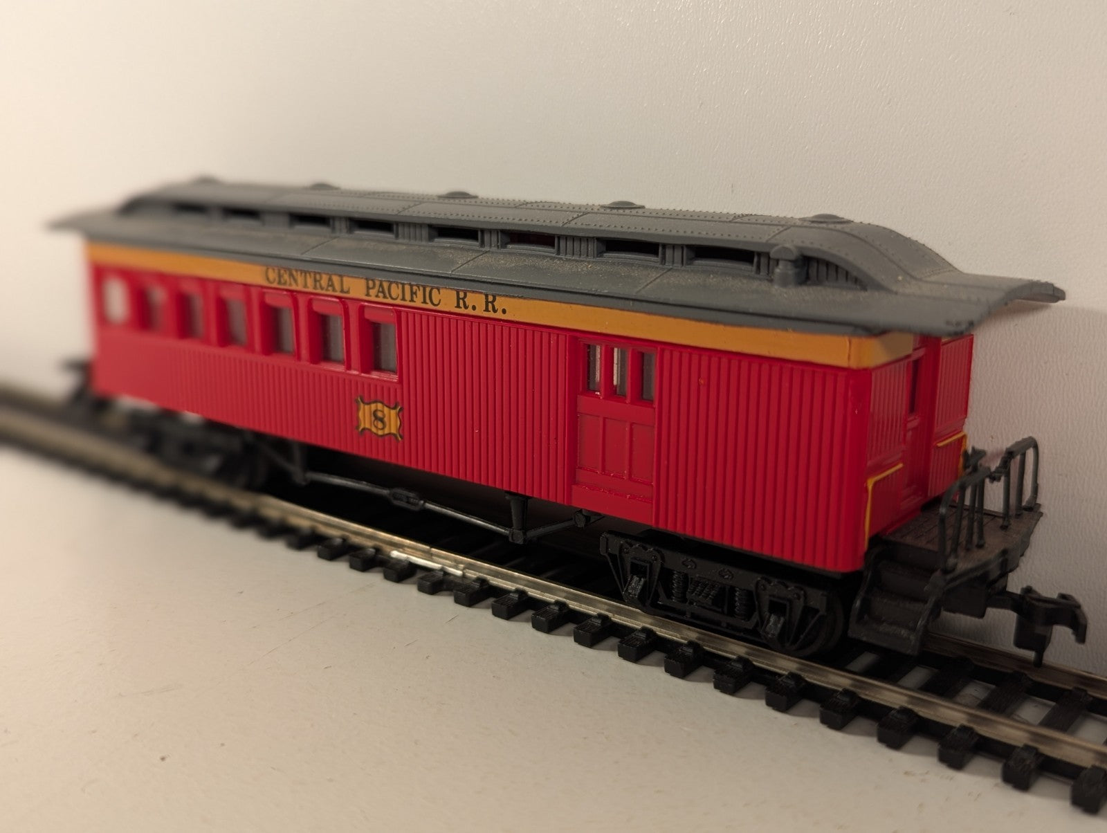 Bachmann HO Gauge Central Pacific 47ft Old Time Combine - Boxed