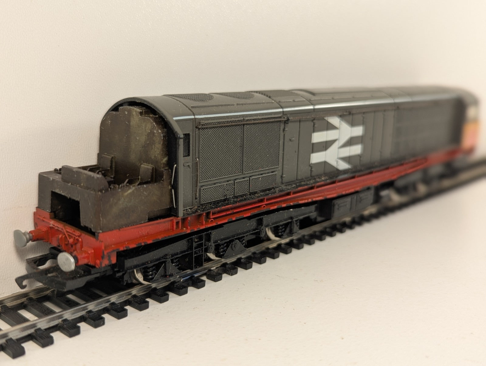 Hornby OO Gauge BR Class 58 Bassetlaw Railfreight Poor Runner