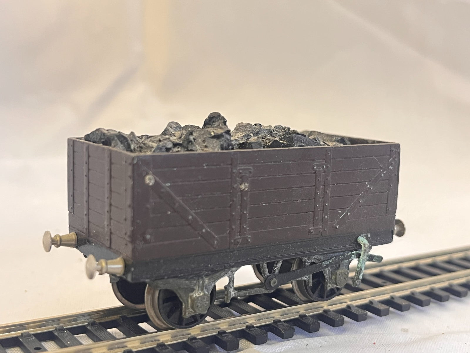 Graham Farish OO Gauge 7 Plank Wagon Brown