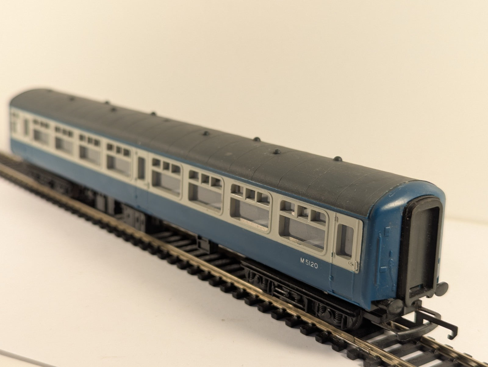 Hornby R895 OO Gauge Intercity Mk2 Tourist 2nd Open