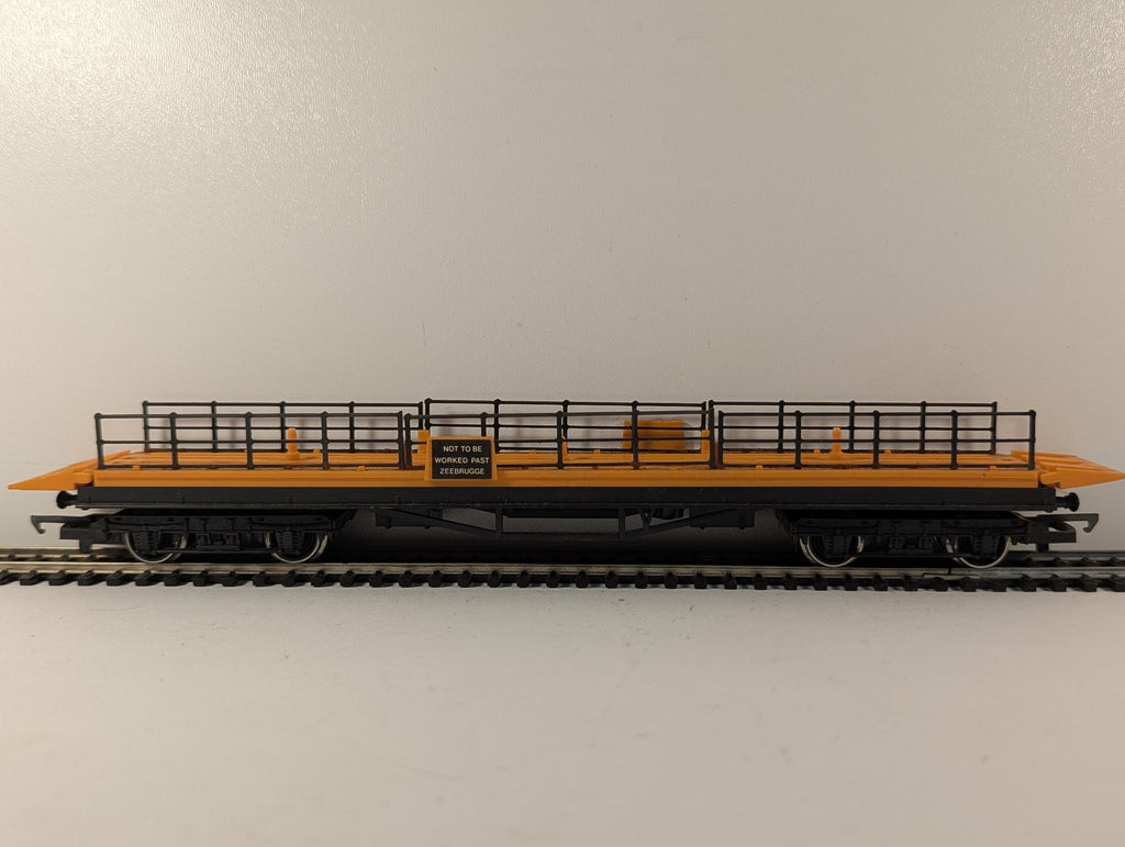 Hornby OO Gauge Ferry Ramp Wagon Goods Wagon Orange / Black R127