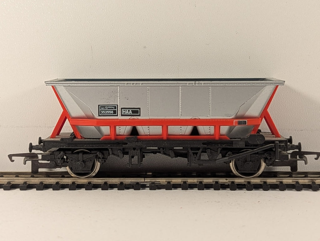 Hornby OO Gauge HAA Hopper Wagon Goods Wagon 352556 BR Silver and Red R235
