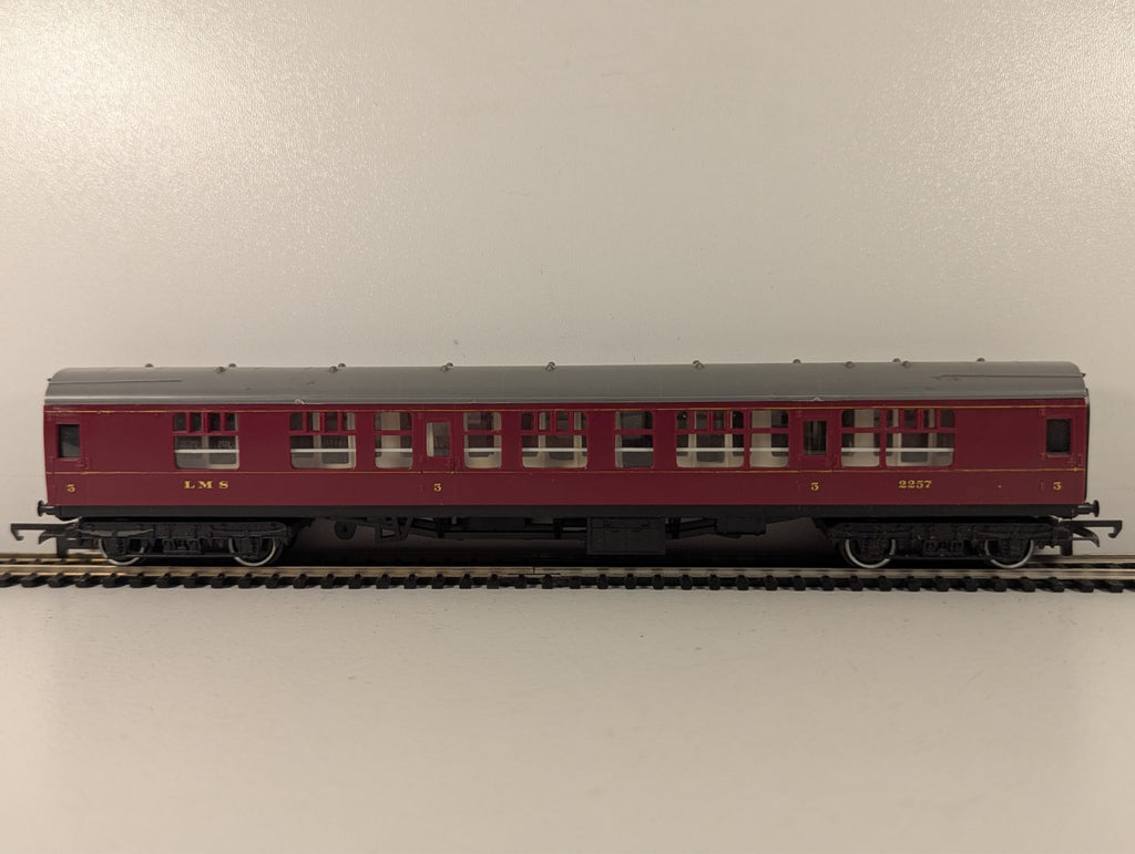 Hornby Railways R.423 LMS Corridor Composite Third Coach OO Gauge - Boxed