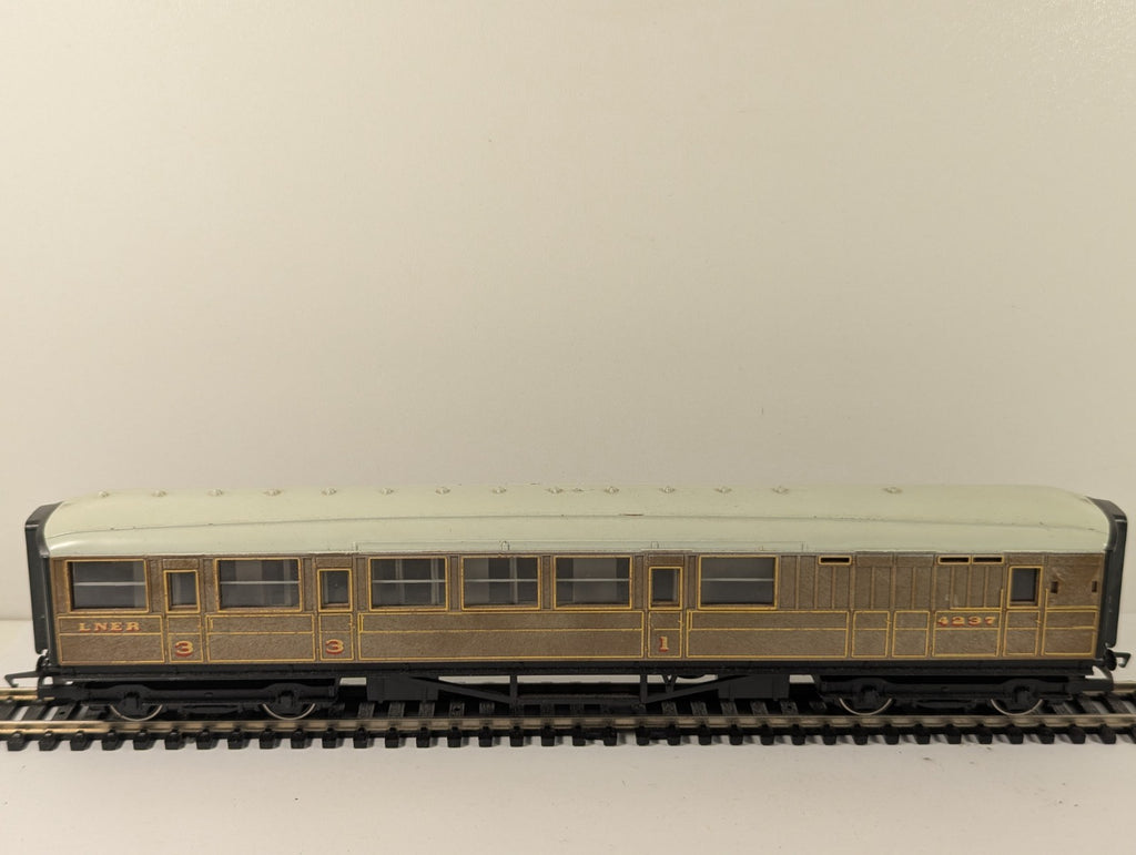Hornby RailRoad OO Gauge LNER Teak Brake Coach R4333