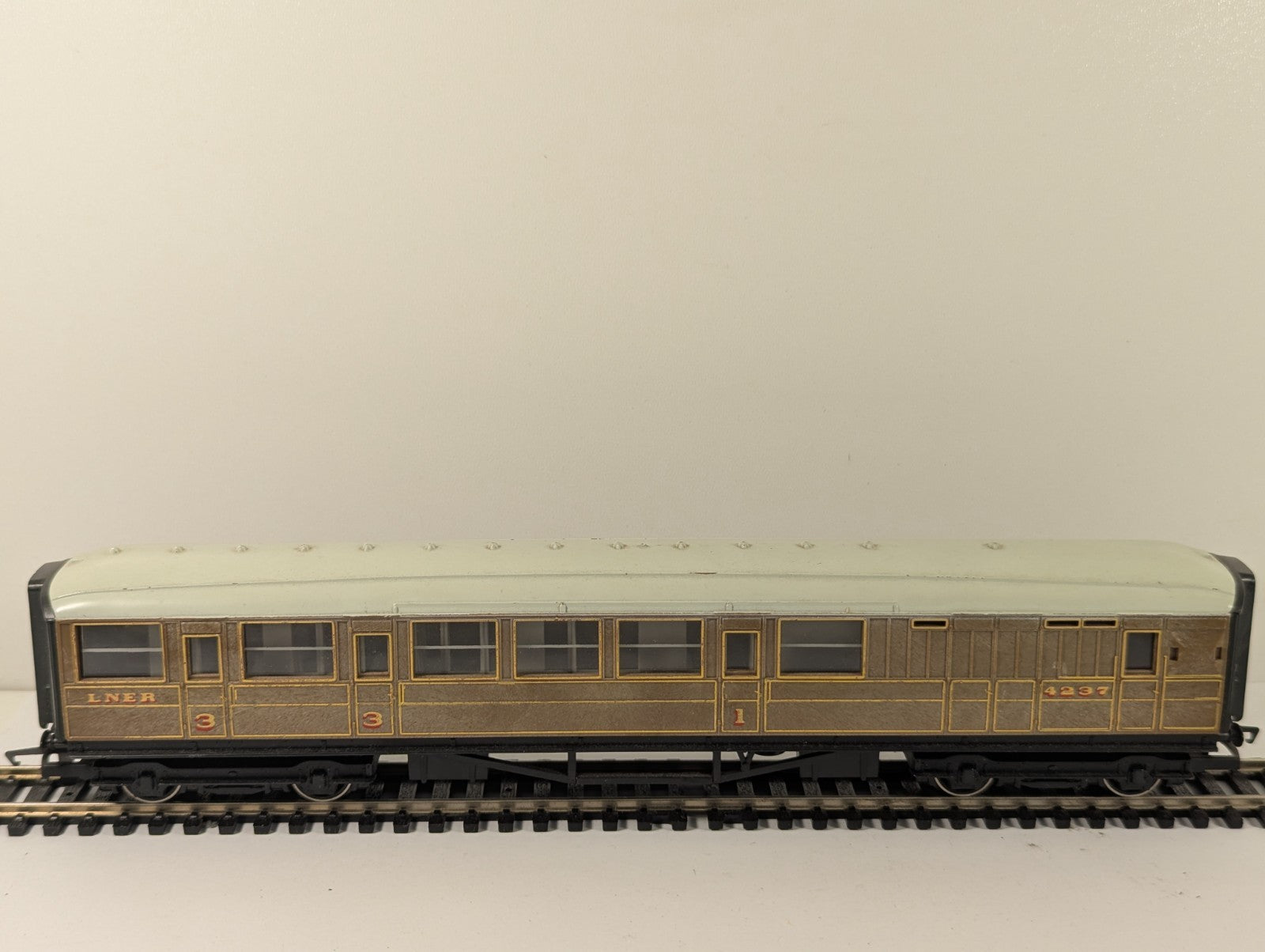 Hornby RailRoad OO Gauge LNER Teak Brake Coach R4333