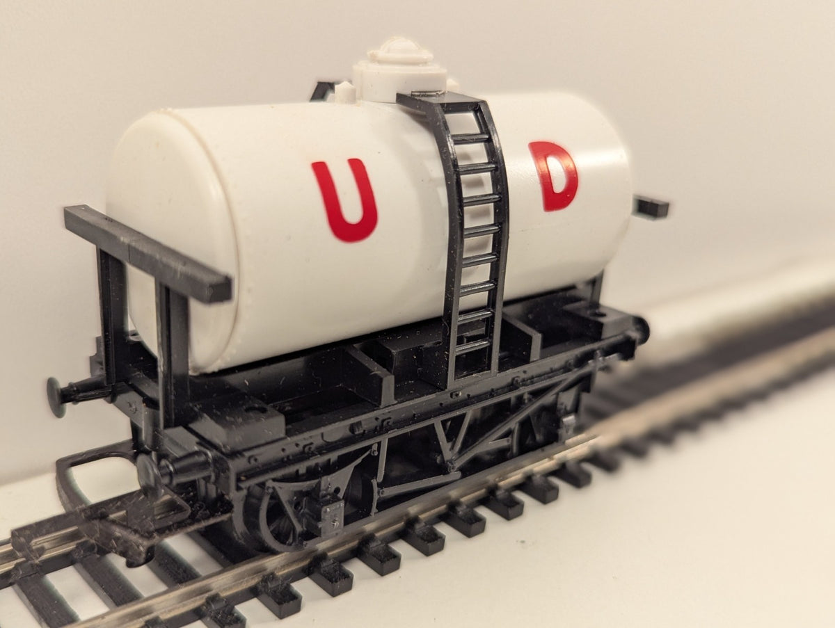 Tri-ang / Hornby R15 OO Gauge United Dairies Milk Tank Wagon