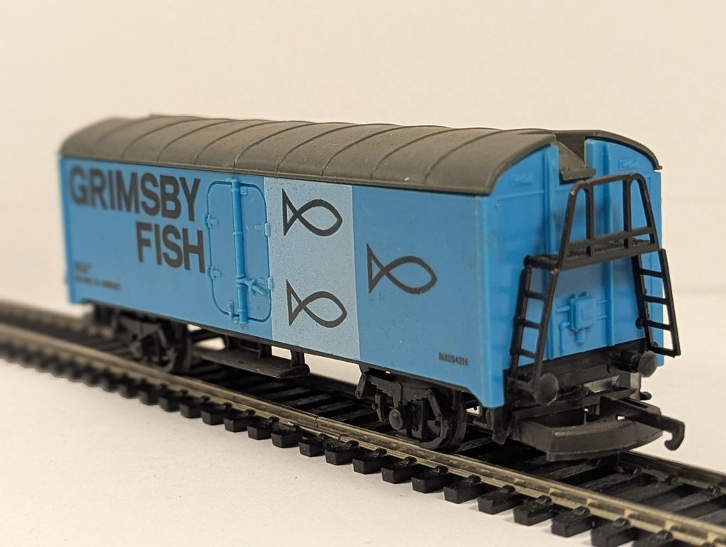 Playcraft HO Scale Grimsby Fish Van Goods Wagon N82642H Grimsby Fish Blue P623