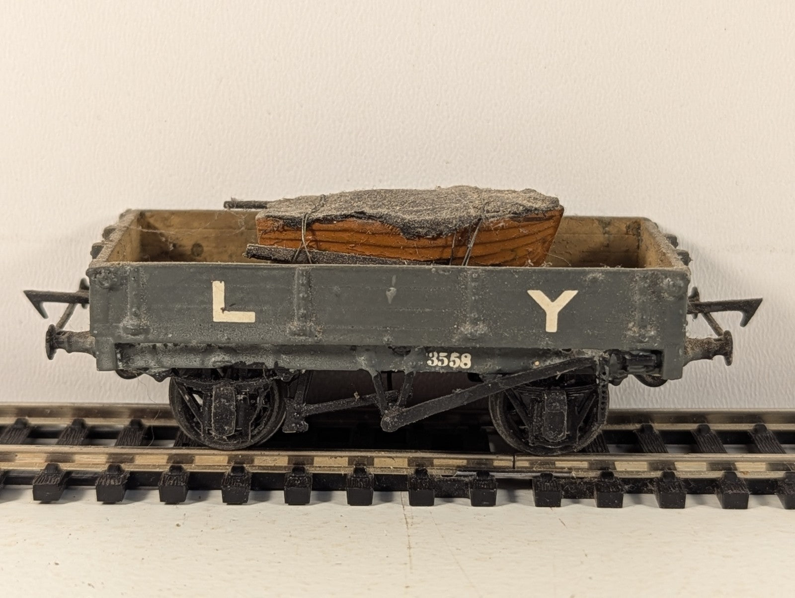 Kitbuilt Lancashire & Yorkshire Railway 3-Plank Open Wagon with Boat load