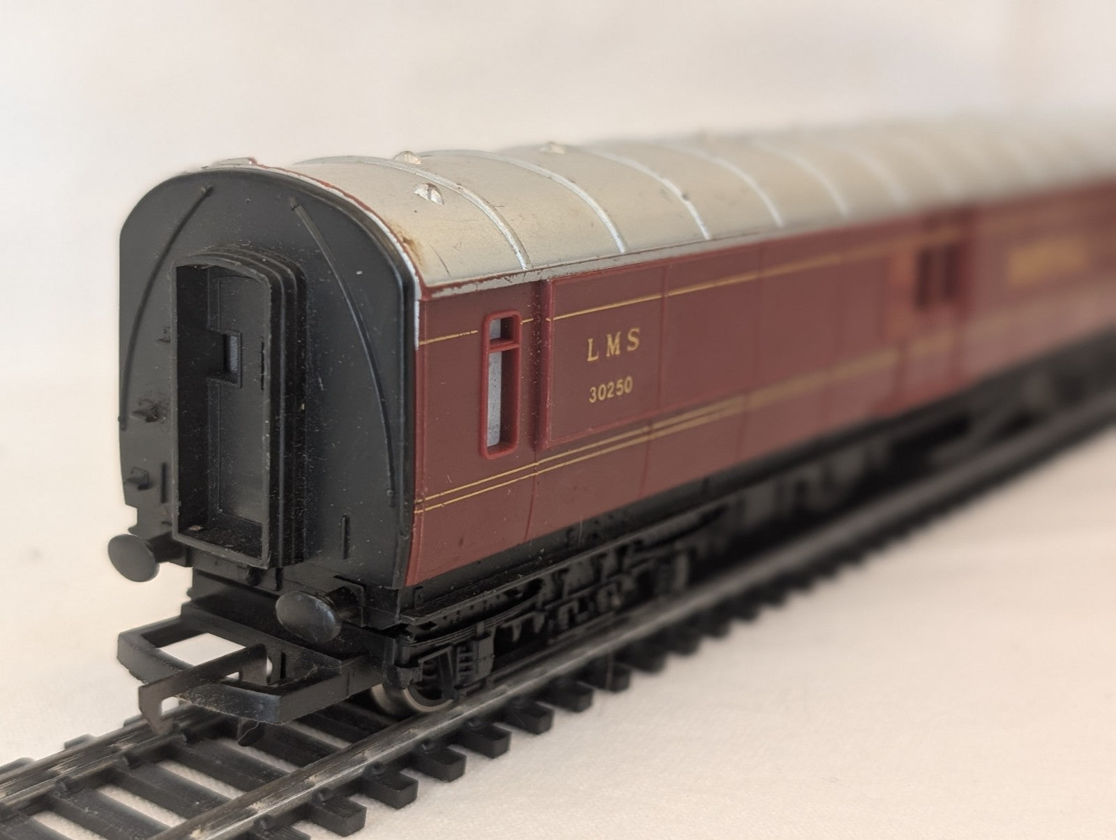 Hornby Operating Royal Mail Coach 30250 LMS – Some Damage
