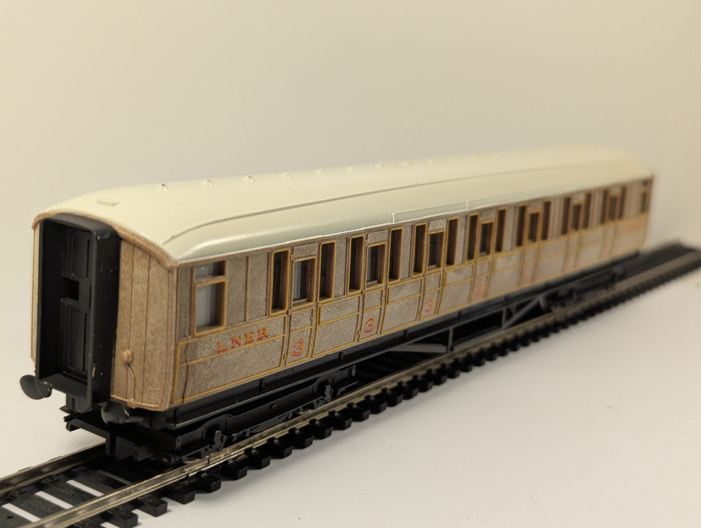Hornby OO Gauge LNER Teak Composite Coach - missing front coupling