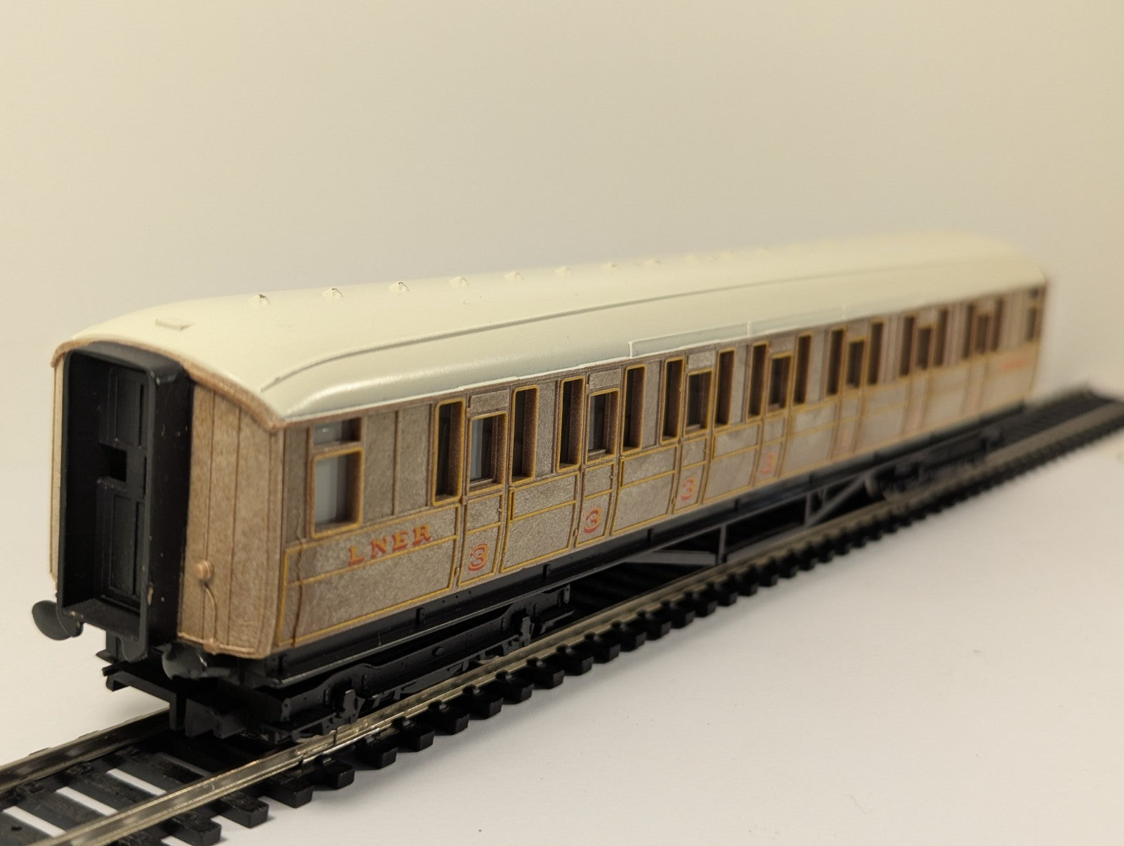 Hornby OO Gauge LNER Teak Composite Coach - missing front coupling