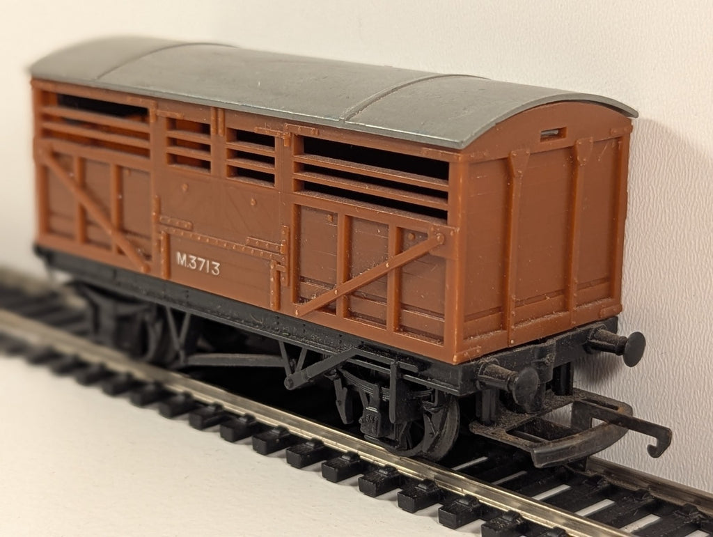 Tri-ang R122 BR Cattle Wagon M3713 – OO Gauge
