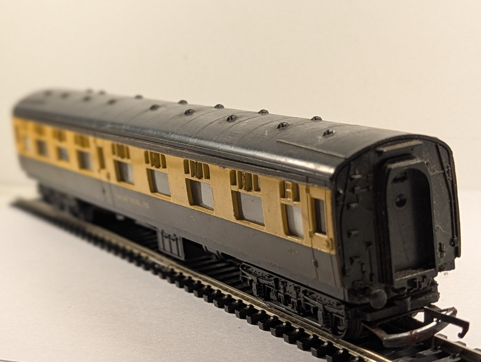 Tri-ang OO Gauge GWR Passenger Coach 5015 GWR Chocolate and Cream
