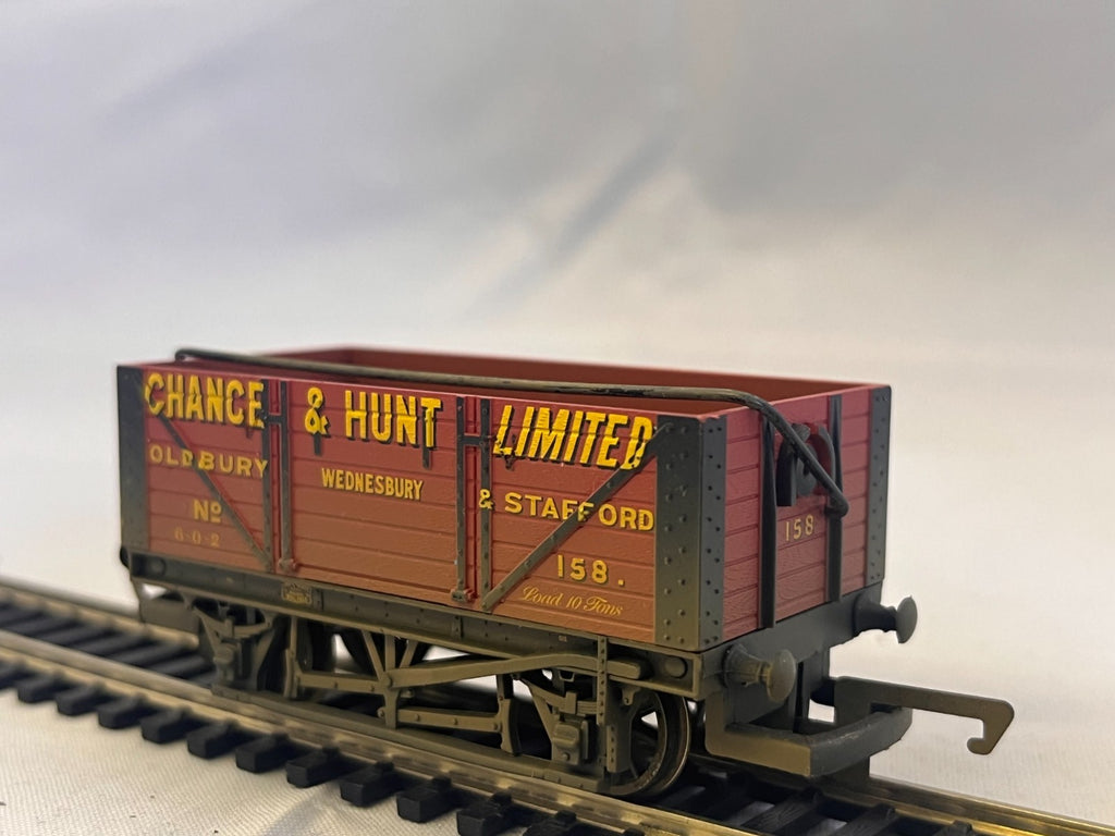 Hornby OO Gauge Chance & Hunt Limited 7 Plank Wagon Weathered