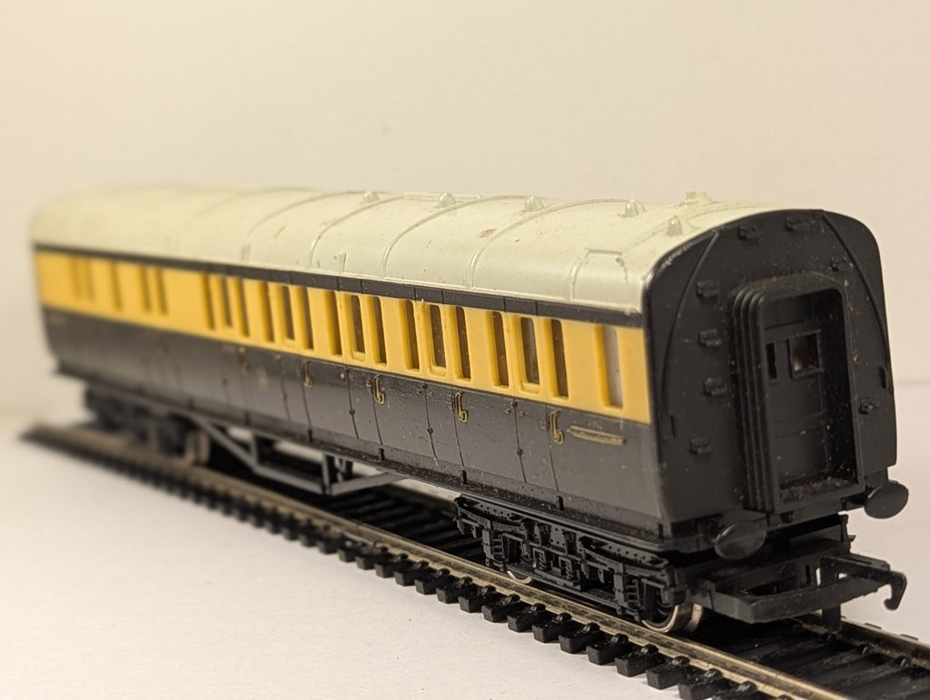 Hornby OO Gauge GWR Clerestory Brake Third Class Coach model on railway tracks