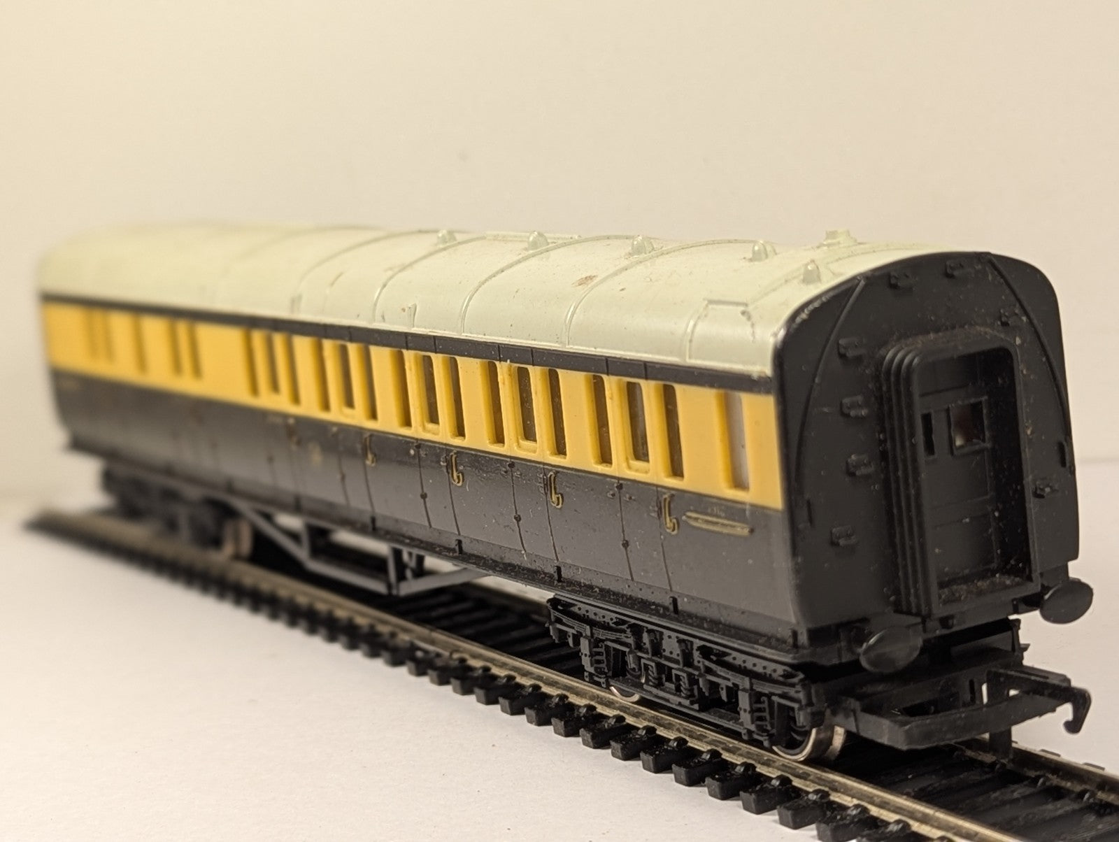 Hornby OO Gauge GWR Clerestory Brake Third Class Coach model on railway tracks