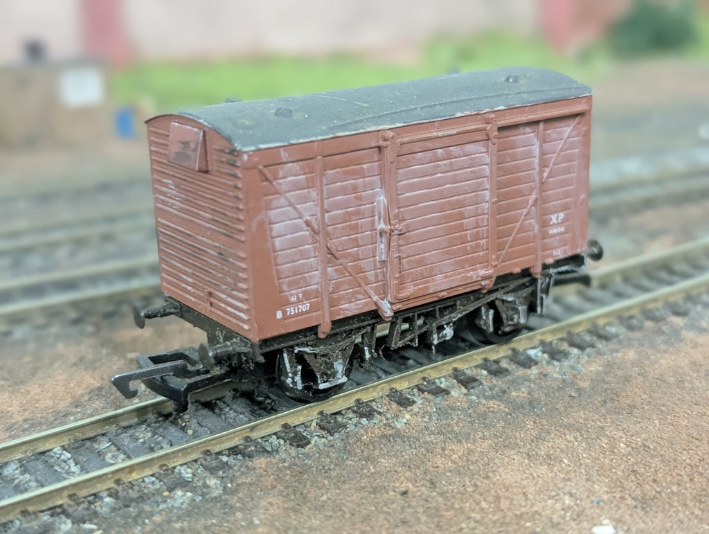 Airfix 12t Single Vent Van B751707 Brown OO Gauge