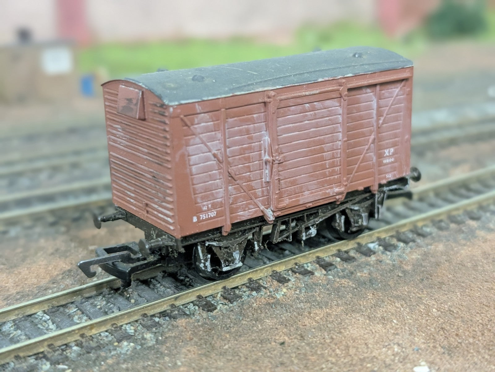 Airfix 12t Single Vent Van B751707 Brown OO Gauge