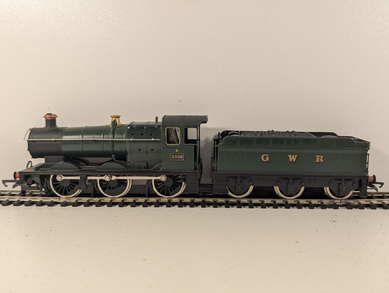 Mainline OO Gauge Collett Class 2251 0-6-0 Steam Locomotive 3205 GWR Green