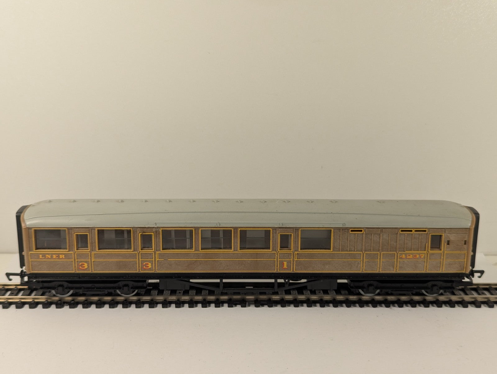 Hornby RailRoad OO Gauge LNER Teak Brake Coach