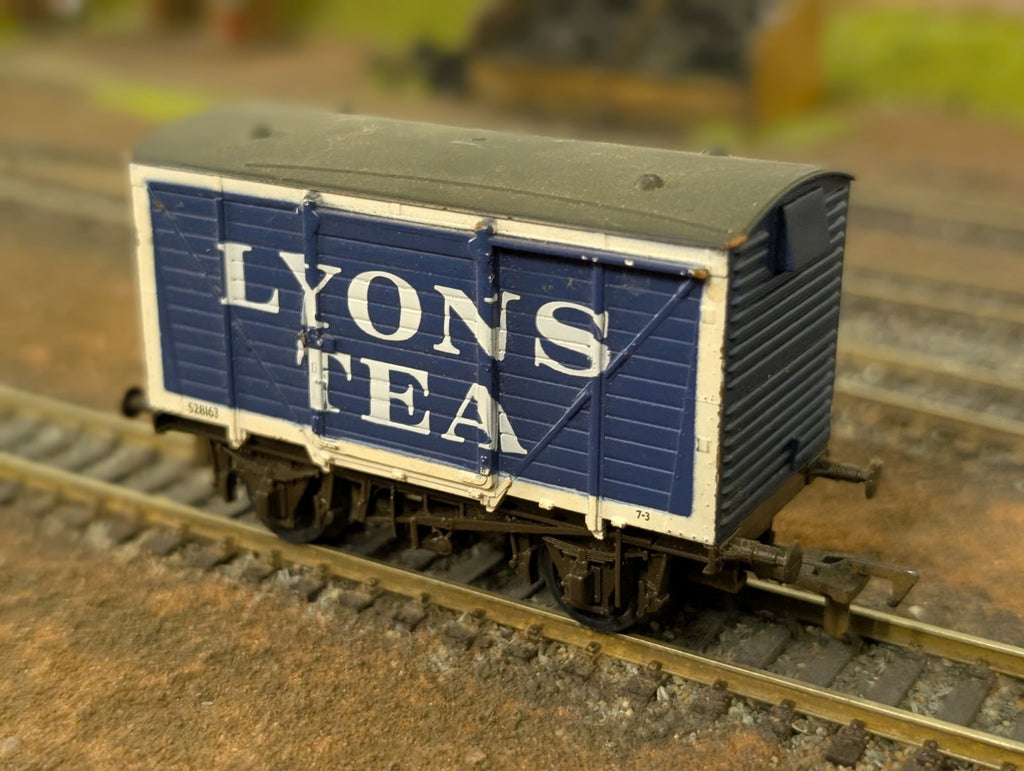 Airfix 54302 OO Gauge 12T Single Vent Van No. 528163 "Lyons Tea"