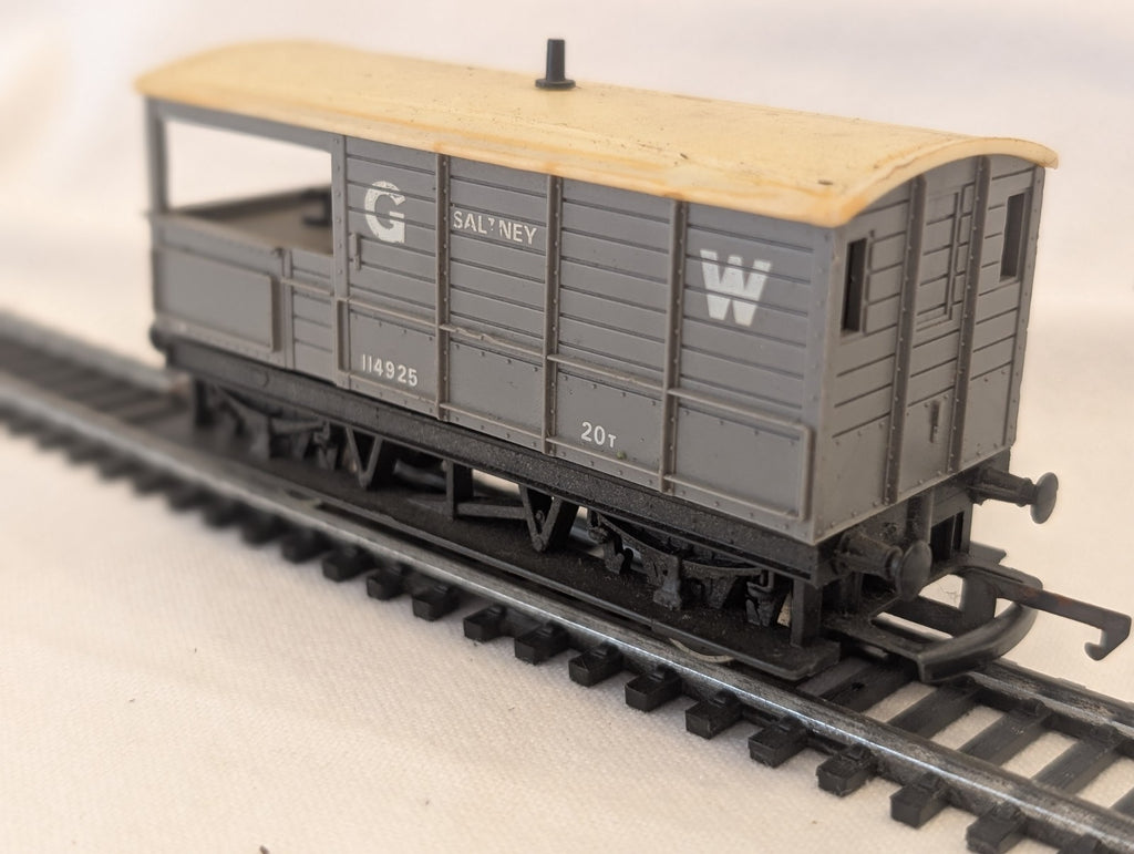 Hornby R018 OO Gauge GWR 20 Ton “Toad” Brake Van – Saltney