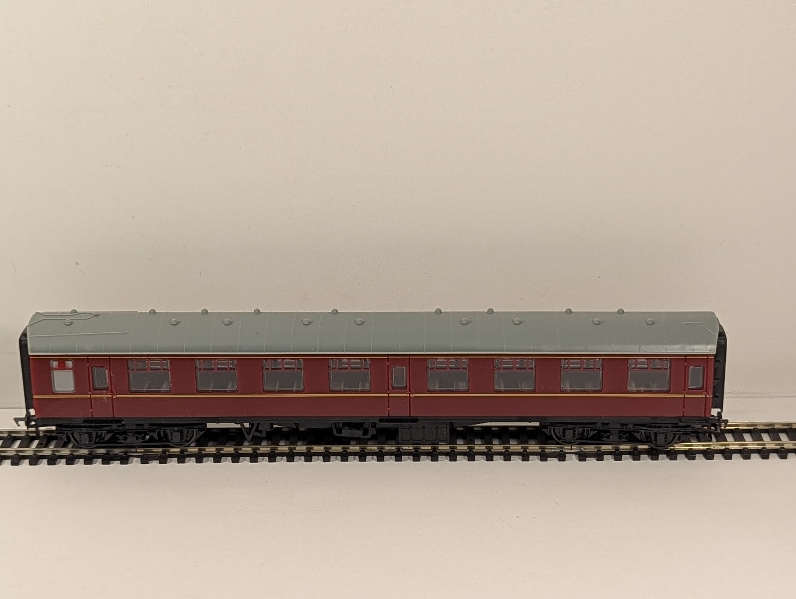 Hacette OO Gauge Stanier Corridor Composite Passenger Coach LMS Maroon