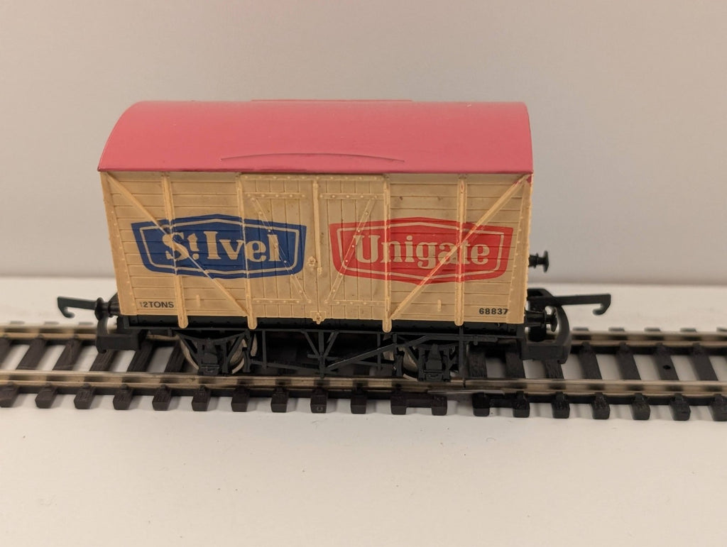Lima 305604 OO Gauge St Ivel Unigate 20t Corrugated End Van
