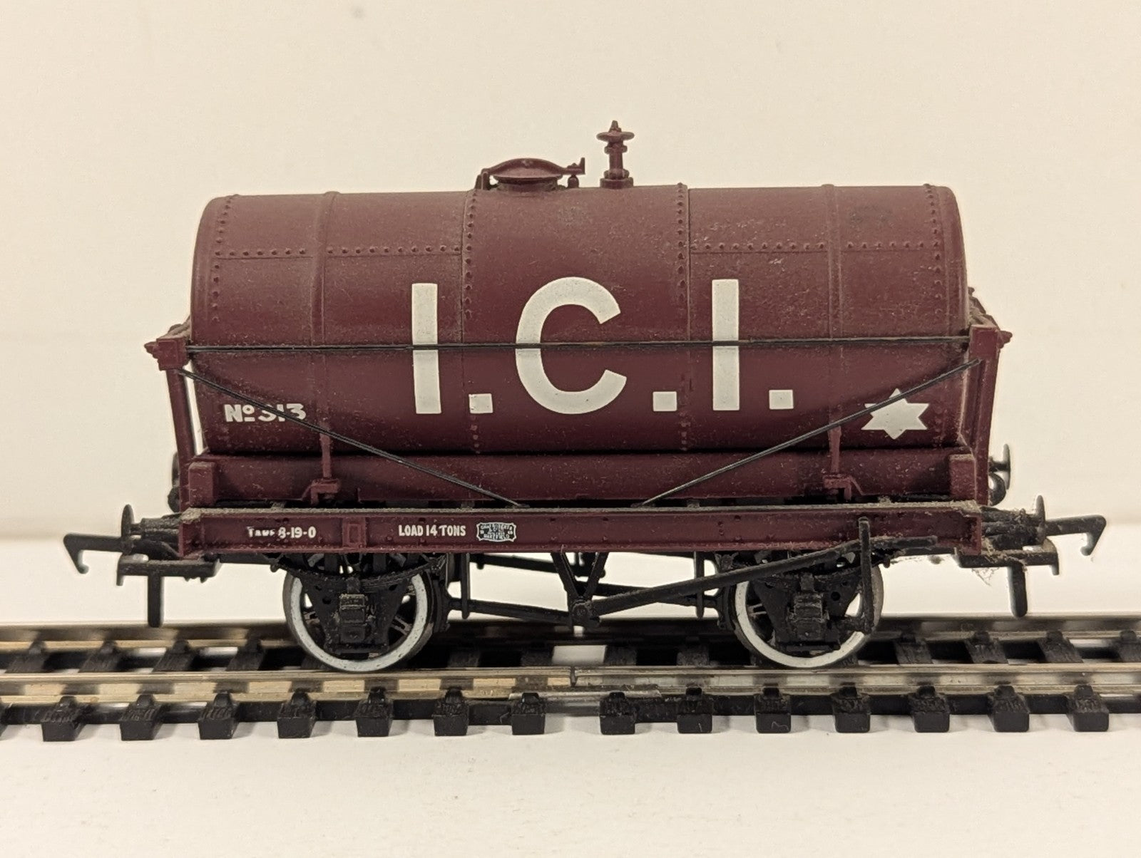 Bachmann OO Gauge 14-Ton Tank Wagon Goods Wagon 313 ICI Maroon 37-081