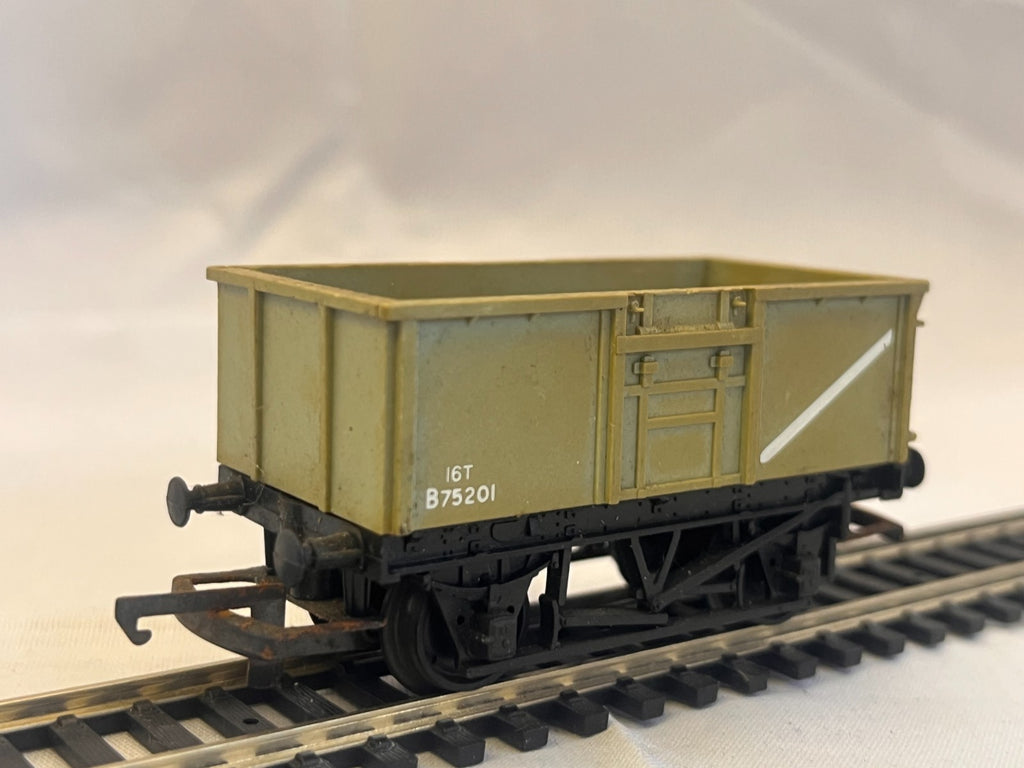 Hornby R243 OO Gauge Mineral Wagon Grey