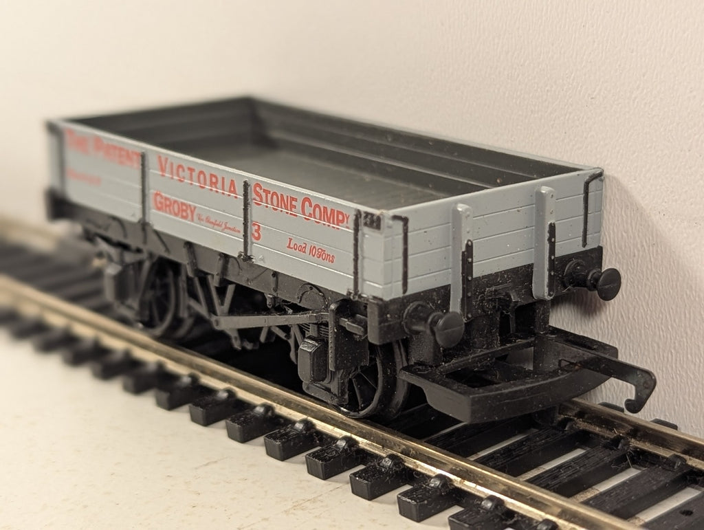 Hornby OO Gauge 5 Plank Wagon 'The Patent Victoria Stone Co. Groby' Goods Wagon