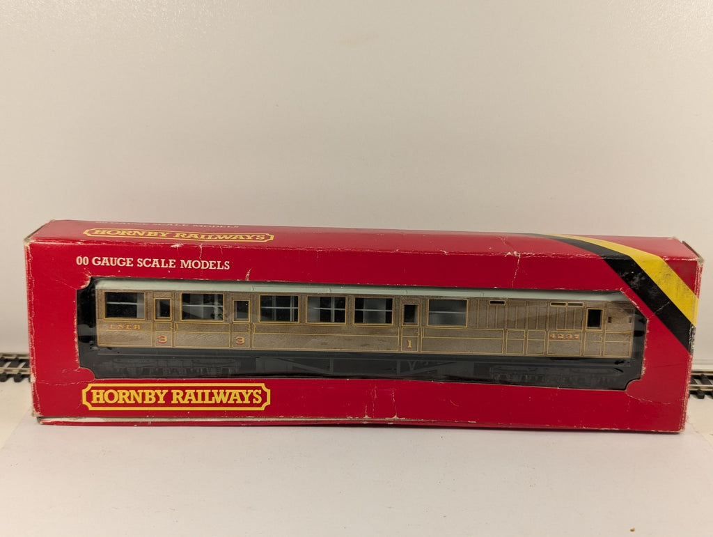 Hornby R435 OO Gauge LNER Corridor Brake Coach Boxed