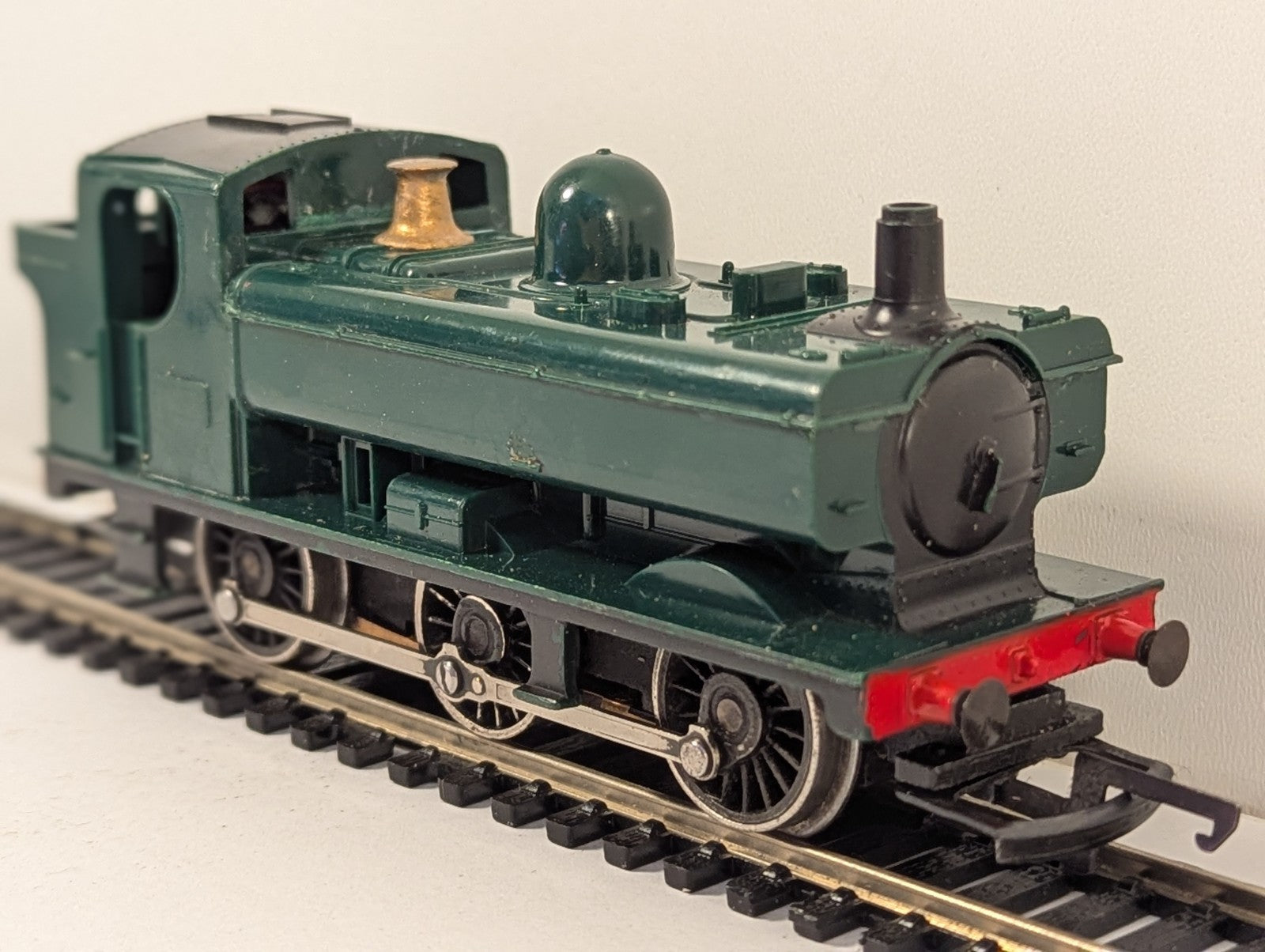 Hornby R041 OO Gauge GWR Green 0-6-0 Pannier Tank Repainted